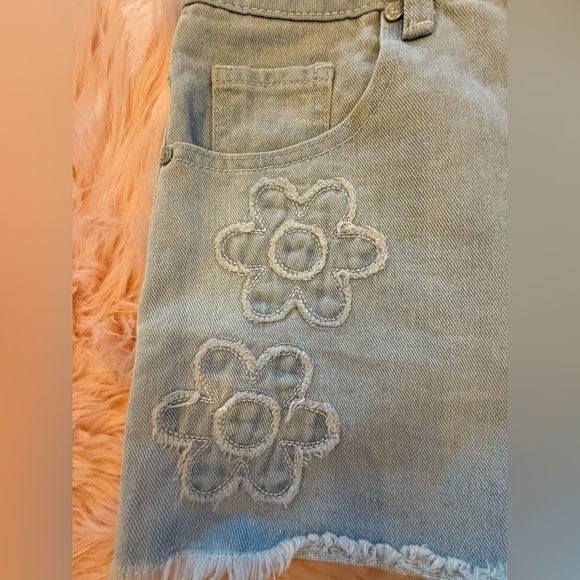 NWT Cali 1850 Light Wash Denim Shorts With Embroidered Daisies Size 7 - Picture 3 of 9